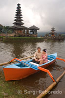 Una pareja realiza las fotos de boda en una barca en el lago Bratan junto al importantísimo templo Pura Ulan Danu Bratan. Montañas centrales de Bali. 