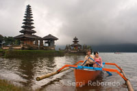 Una pareja realiza las fotos de boda en una barca en el lago Bratan junto al importantísimo templo Pura Ulan Danu Bratan. Montañas centrales de Bali.
