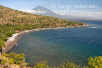 El pequeño pueblo pescador de Amed con las vistas de fondo del monte Gunung Agung (3142m).  Este de Bali. 