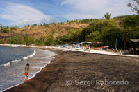 Las barcas descansan en la arena de la playa de Amed, un pueblecito pescador del Este de Bali. 