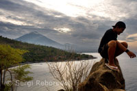 El pequeño pueblo pescador de Amed con las vistas de fondo del monte Gunung Agung (3142m).  Este de Bali. Bali Solo  Excelente el blog en francés, que te lleva alrededor de esta maravillosa isla. Sin duda un sitio con mucho contenido útil con un divertido concurso y varios itinerarios que van de la mano. 