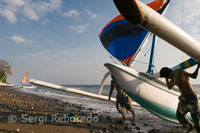 Unos pescadores llevan hasta la orilla sus barcas cerca de la playa de Amed, un pueblecito pescador del Este de Bali. 