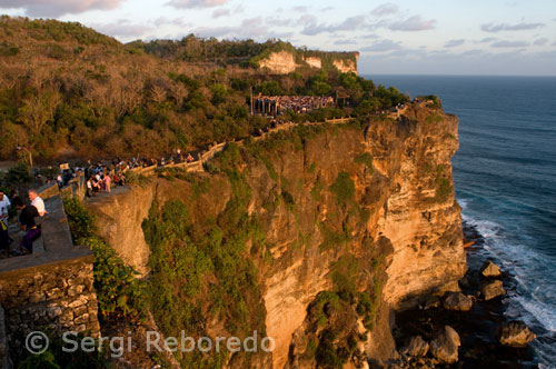 Probablemente sea el lugar más visitado de Bali. Está ubicado sobre un peñasco y unido a la costa por un tómbolo, su estructura elegante con múltiples tejaditos es una de las esencias de la isla. Es sagrado y el acceso es restrigido, pero puedes pasear por el borde del mar o por lo alto del precipicio cercano, donde hay numerosos bares para disfrutar del panorama. Otro templo costero es Pura Luhur Uluwatu (abierto a diario. Entrada: 0,3 E), que se asoma a un precipicio de 70 metros de altura sobre el que baten las olas.