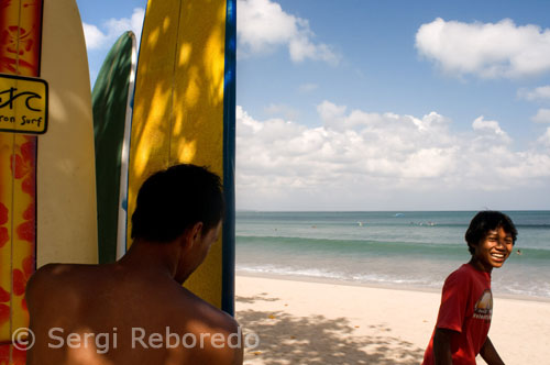 No lejos de la localidad de Kuta se encuentra la playa de moda Seminyak. Este lugar, que se ha ganado rápidamente una reputación por sus elegantes boutiques, dispone de una playa de primera apta para el baño y una serie de hoteles exclusivos y restaurantes de alta cocina. Agoda recomienda, entre otros, el Resor Seminyak Resort & Spa y el fastuoso Oberoi Hotel. La lujosa cala de Nusa Dua es también una de las favoritas entre los que viajan a Bali por su tranquilidad y sus atractivas aguas turquesas. Es el lugar perfecto para una luna de miel romántica, y también para los apasionados de la vida submarina: hay buenos enclaves por descubrir para el submarinismo y el snorkel. Agoda.com hace descuentos especiales en el Nikko Resort & Spa, el Hotel Melia Benoa y el Nusa Dua Resort & Spa, todos conocidos por sus magníficas vistas, la arquitectura propia de Bali y un servicio de excelente calidad. Acercándonos a Denpasar, la tranquila playa de Sanur es una agradable alternativa a los lugares costeros muy desarrollados y más populares de Bali. En Sanur todo se mueve a un ritmo pausado y los visitantes pueden conocer un Bali más tradicional, con los pescadores locales que traen la captura del día y los relajantes sonidos del templo vecino, lo cual ofrece una atmósfera única. El servicio de reserva de hoteles por Internet de Agoda.es ofrece tarifas especiales hasta el 31 de octubre para el Sanur Beach Hotel, el Mercure Sanur Hotel y el Sri Phala Resort & Villas. 