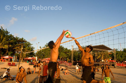 Otra playa es la Nusa Dua situada en la costa sur, al este de la península del mismo nombre. Es una bella zona ajardinada con la más exclusiva selección de hoteles y de ambiente muy relajado. Es apta para realizar los más variados deportes acuáticos y es además un paraíso para los amantes del buceo. Las del extremo sur son las más exitosas y por consiguiente, conforman el espacio en el que se encuentra la mayor cantidad de infraestructura hotelera. Entre las conocidas están la playa Sanur sobre la costa este. Es una de las localidades más importantes de la isla, centro de brahmanismo y que retuvo bastante su carácter balinés. Una amplia y estricta regulación gubernamental prohíbe levantar edificios más altos que un cocotero, lo que ha permitido a Sanur conservar mucho de su carácter aldeano original.