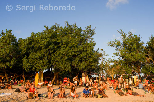 Y es que aunque venir a Bali solo por eso no vale en absoluto la pena, la verdad es que practicamente muchos de los que llegan aquí lo hacen para practicar el surf, ya que las playas del suroeste de Bali son famosas por sus olas ( australianos y japoneses estan siempre en las primeras posiciones de nacionalidades que vienen a surfear y de compras, y poco mas, a Bali cada año). No teneis mas que salir del hotel e iros a dar un paseo por la playa para observar cada dos metros un puesto de alquiler de tablas de surf, un monton de indonesios mirando hacia las olas u ofreciendote cualquier cosa, y el resto de turistas peleandose por encontrar buenas olas para practicar este deporte. Si no haceis surf y solo quereis bañaros, lo mejor es quedarse en la piscina del hotel, ya que os va a ser dificil disfrutar de la playa cuando cada pocos segundos teneis una ola de un par de metros minimo acercandose a vosotros. Ademas la mayoria de turistas montan su campamento base aquí y es desde aquí desde donde realizan sus excursiones hacia otras partes de la isla. Es cuestion de decidir que tipo de Bali uno quiere conocer, y tambien hay que saber que los precios aquí son algo mas caros que en otras partes, ya que donde hay turismo, hay dinero.