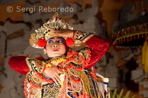 La Danza de Ketchak, Rama (Sr. Romeo) el legal heredero del trono de Ayodia, se fue exiliad del reino de su padre, Dasarata. Acompañado de su esposa, Sinta (Julieta) y su hermano mas joven, Laksamana, abandona el palacio de su padre introduciéndose en una selva llamada Dan Dhaka. Rama pasa varias aventuras hasta que finalmente  cazando un ciervo de oro. En este momento es cuando Sita queda abandonada sin protección alguna, ya que Laksamana marcha a ayudar a Rama. Es en este momento, cuando Sita es raptada por Rahwana, el rey de los Demonios y la lleva a su reino Alengka. Después de que Rama es asistido por él ejercito de los monos, atacan la residencia de Rahwana Lengkapura (Ceilán. Los monos construyen un puente entre Hindustan y Lengkapura y la batalla termina con la victoria de Rama. Después Sinta (Julieta) vuelve con Rama (Romeo).