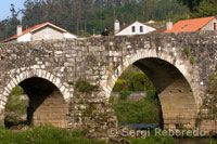 Ponte Maceira en el Río Tambre, el puente más significativo de todo este camino. Se trata de una hermosa construcción de finales del siglo XIV, reconstruida en el XVIII, que tuvo durante siglos gran importancia en las comunicaciones entre Santiago y las tierras del finisterre.