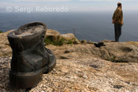 Una escultura en forma de bota rinde homenaje a los peregrinos en el Faro de Fisterra. 