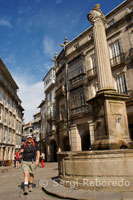 Peregrino por el casco antiguo de Santiago de Compostela. 
