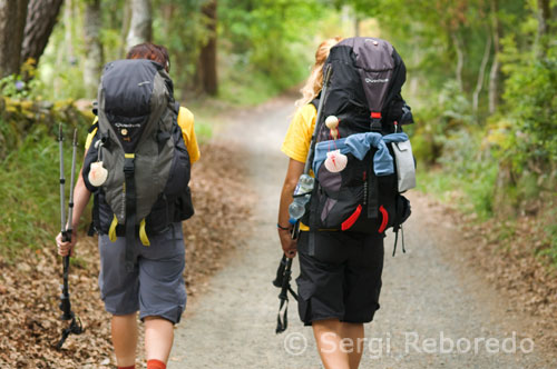 Cristi y Susi, dos niñas caminando en Canarias de la última etapa del Camino de Santiago.