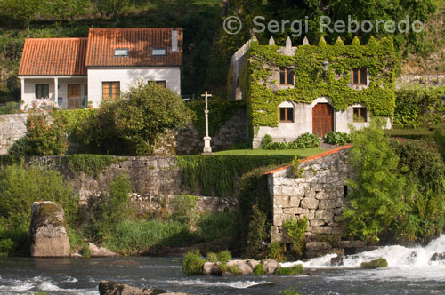 Casas como en el río Tambre que pasa a través de Ponte Maceira.