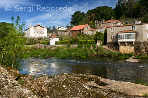 Casas en el río Tambre que pasa a través de Ponte Maceira.
