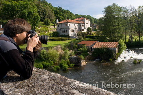  Un turista realiza fotos de el río Tambre a Ponte Maceira. 
