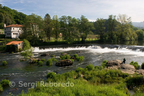 Casas en el río Tambre que pasa a través de Ponte Maceira.