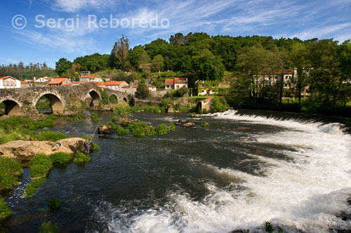 Ponte Maceira Tambre en Río, el más importante puente sobre la carretera. Este es un hermoso edificio de finales del siglo XIV, reconstruida en el siglo XVIII, que durante siglos fue muy importante en las comunicaciones entre Santiago y las tierras de Finisterre.