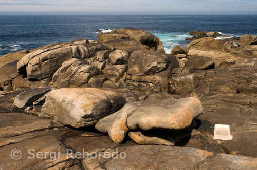 Hay otra piedra acerca de estos se llama "Pedra do Timón ', por su parecido con el timón de un barco y también se relaciona con la leyenda de la Virgen.