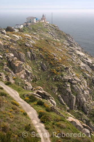 Faro de Fisterra es el más emblemático de Europa occidental, tradicionalmente considerado como el lugar de celebración del fin del mundo, Finis Terrae