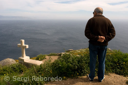 Un cruceiro situado en la parte posterior del faro de Fisterra.