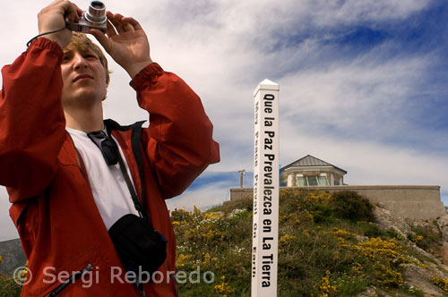 Un letrero escrito en diferentes idiomas deseo de que la paz prevalezca en el resto del mundo. Faro de Fisterra.