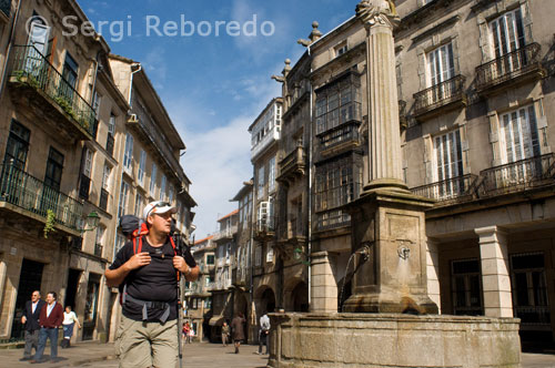 Peregrino en el casco antiguo de Santiago de Compostela.