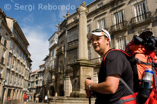 Peregrino en el casco antiguo de Santiago de Compostela.