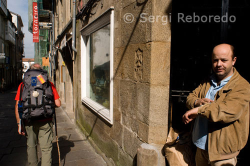 Peregrino en el casco antiguo de Santiago de Compostela.