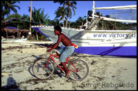 En bicicleta por la playa. Bulabog beach. Boracay. CEBU  Cebu es el eje en torno al cual gira el Visayas. Es la isla más densamente poblada de Filipinas y sólo es superado por Luzón en su importancia estratégica y económica para el país. Su lenguaje, cebuano, se habla a través de las Visayas y partes de Mindanao, y su capital, Cebu City, es un imán para los inmigrantes de todas partes de la región.  Fuertemente desarrollado, sobre todo en su costa oriental, Cebu tiene una larga columna vertebral desnuda de una cordillera central que ha confinado la mayor parte de la población de la franja costera. Minería y la tala han hecho mella en los bosques, aunque con la guía de la derecha todavía hay pocas oportunidades para explorar las montañas, cuevas y cascadas. Las playas de la punta norte de la isla y en su costa suroeste tiene la arena más blanca y la más espectacular buceo. Al norte, las islas idílicas de Bantayan y Malapascua son cada vez cada vez más en popularidad, y con razón. Al sur, la playa de Panagsama Moalboal paquetes de una dosis concentrada de los centros de buceo y hedonismo presupuesto. Isla Mactan, a poca distancia de Cebu City, puede ser poco más que una marisma muy desarrollada, pero los buzos y los observadores de aves todavía acuden a Olango, un afloramiento de arrecifes anillada junto a su costa oriental. Cebu City cuenta con el puerto más activo del país y su segundo aeropuerto más ocupado, y es la puerta de entrada a la región de Visayas. Si le sucede a estar viajando a Asia, es una alternativa atractiva para entrar en el país en Manila.  Ayala Center Cebu City, Filipinas Tiendas> Tiendas Una cúpula de seis pisos, que encontrarás en la mayoría de los bancos, líneas aéreas y compañías de turismo aquí representados. También hay tiendas de Europa y América marca, restaurantes, bares, balnearios, cines, todos los de la cadena de comida rápida imaginable, salas de juegos e incluso un centro de cuidado de niños, lo que hace que te preguntes si algunas personas nunca dejan este lugar.  SM City Cebu City, Filipinas Tiendas> Tiendas El plato fuerte de los centros comerciales. Puede organizar los viajes y servicios bancarios, y cubrir el resto de necesidades en un lugar lo suficientemente grande como para tener su propio gobierno y de divisas. Aquellos que planean hacer deportes de aventura al aire libre se puede conseguir suministros y equipos en Habagat en la planta baja.   Plaza de San Patrick Cebu City, Filipinas Tiendas> Tiendas Plaza de San Patricio es un centro comercial al aire libre situada convenientemente con una serie de buenas panaderías y cafés que tienden a cambiar de dueño y los nombres con regularidad.  Plaza de Robinson Cebu City, Filipinas Tiendas> Tiendas Un centro comercial de poca monta, pero muy útil si eres alta de la ciudad. Cuenta con una tienda por departamentos, supermercados, cajeros automáticos, agencias de venta de entradas y un patio de comidas.  Habagat Cebu City, Filipinas Compras> Otros Aquellos que planean hacer deportes de aventura al aire libre se puede conseguir suministros y equipos en Habagat en la planta baja de SM City.