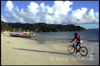 En bicicleta por la playa. Bulabog beach. La bicicleta es el medio de desplazamiento más utilizado en la isla. Boracay.