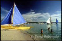 Barca para la práctica del sailing.  White beach. Boracay. 