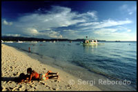 Jovenes jugando en la playa.  White beach. Boracay. 