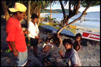 Familia de pescadores. Al amanecer se reunen en la playa para desayunar. Bulabog beach. Boracay. 