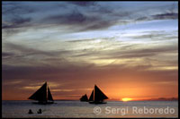 Bangka navegando. Atardecer en White beach. Boracay. 