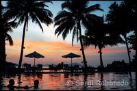 Los camareros sirven cocteles en la piscina junto a los  bungalows. Piscina del complejo El Nido Resort en la isla Lagen Island. Palawan.