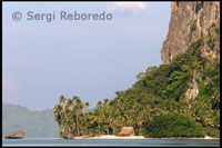 El paisaje más idilico y romántico de Filipinas. Una casa de madera en una idílica playa de la isla Comocutuan Island. Palawan.