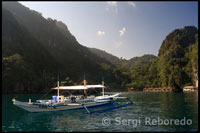 Una banka cerca del complejo El Nido Resort en la isla Lagen Island. Palawan.