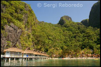 Cabañas del complejo El Nido Resort en la isla Miniloc. Alojamiento todo incluido. Palawan.
