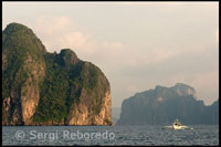 Una barca navega por el mar del Sur de la China. El Nido. Palawan. 