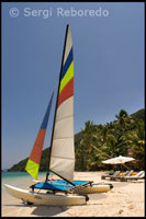 Los turistas buscan islas remotas para navegar. Barca para sailing en la isla de Pangulasian. Palawan. 