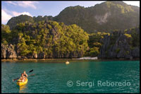 Haciendo kayak en Miniloc Island cerca del Big Lagoon. Palawan. 