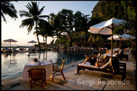 Uno de los hoteles con más encanto de Palawan rodeado de naturaleza y ecoturismo. Piscina del complejo El Nido Resort en la isla Lagen Island. Palawan.