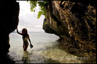 Una turista en la entrada de Cudugman Cave, donde todavía se conservan algunos huesos de piratas que merodeaban la zona antaño. Palawan.