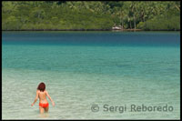 El agua casi no cubre en esta playa. Una turista se baña en Snake Island, que toma el nombre por su forma de serpiente cuando baja la marea. Palawan. 