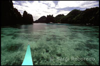 Una barca nevega por Small Lagoon – Miniloc Island. Archipiélago Bacuit. Palawan. 