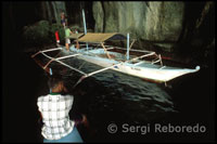 Los turistas visitan la Isla Pinasil. Catedral Cave. Archipiélago Bacuit. Palawan. 