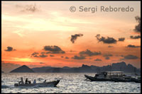 Varias barcas navegan por el mar del Sur de la China. Lagen Island. Palawan. 