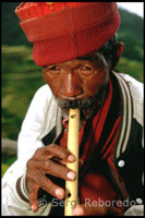 Ifugao tocando la flauta. Terrazas de arroz. Banaue. Norte de Luzón.
