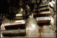 Algunos nichos llevan colgados de la montaña desde hace siglos. Ritos funerarios filipinos. Ataúdes colgantes. Echo Valley. Sagada. Norte de Luzón.