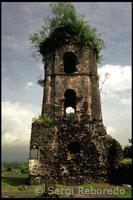 Ruinas de Cagsawa Church provocadas por la lava. Bicol. Sudeste de Luzón.