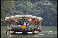 Algunos barcos incluyen la comida y espectáculo durante la travesía. Loboc River Cruises. Loboc. Bohol.